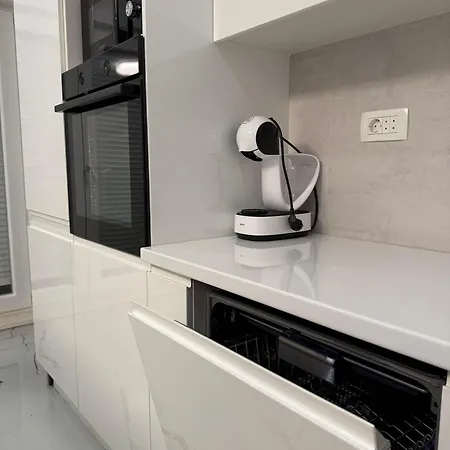 Luxury Oasis With Private Pool & Parking *