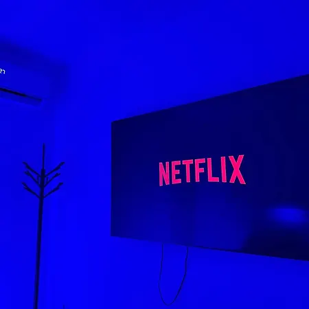 Luxury Oasis With Private Pool & Parking Split