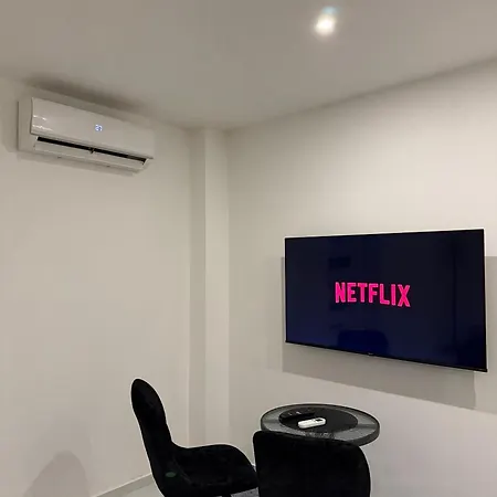 Luxury Oasis With Private Pool & Parking