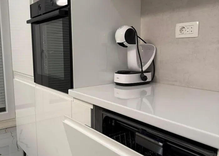 Luxury Oasis With Private Pool & Parking *