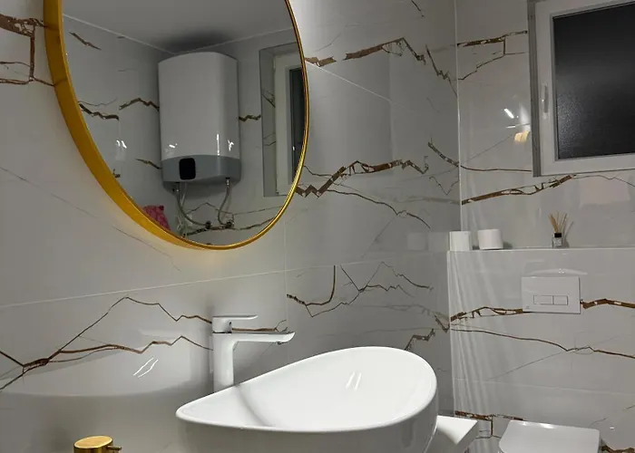 Luxury Oasis With Private Pool & Parking Apartman