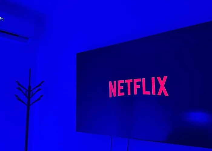 Luxury Oasis With Private Pool & Parking Split