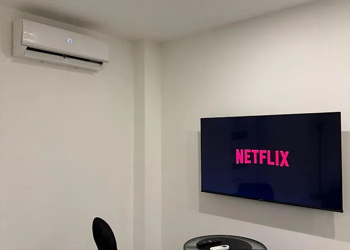 Luxury Oasis With Private Pool & Parking